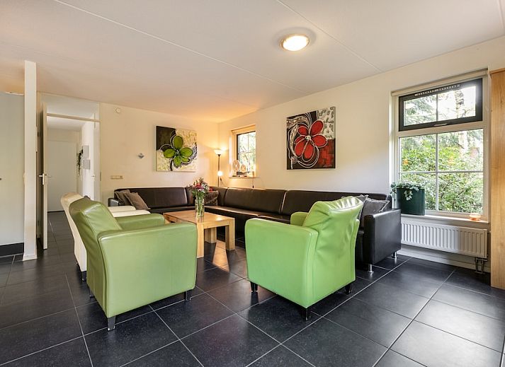 Die Villa Zandduin mit Sauna 10 in Hooghalen, Drenthe, bietet ein ruhiges Ferienhaus mit einer sonnigen Terrasse und einer gruenen Umgebung.