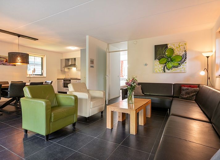 Die Villa Zandduin mit Sauna 10 in Hooghalen, Drenthe, bietet ein ruhiges Ferienhaus mit einer sonnigen Terrasse und einer gruenen Umgebung.