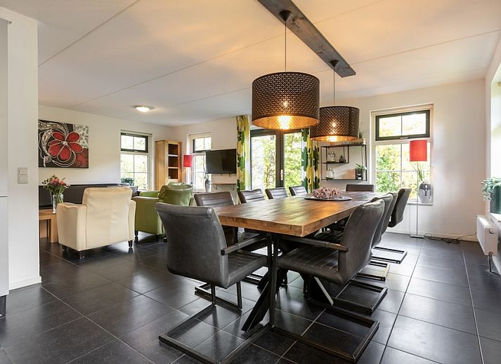 Die Villa Zandduin mit Sauna 10 in Hooghalen, Drenthe, bietet ein ruhiges Ferienhaus mit einer sonnigen Terrasse und einer gruenen Umgebung.