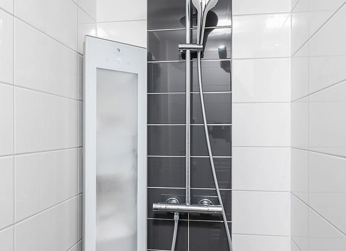 Gemuetliches Wohnzimmer im Vennenhof Wellness Bungalow 6, Hooghalen, Drenthe mit moderner Einrichtung und Blick auf die gruene Umgebung.