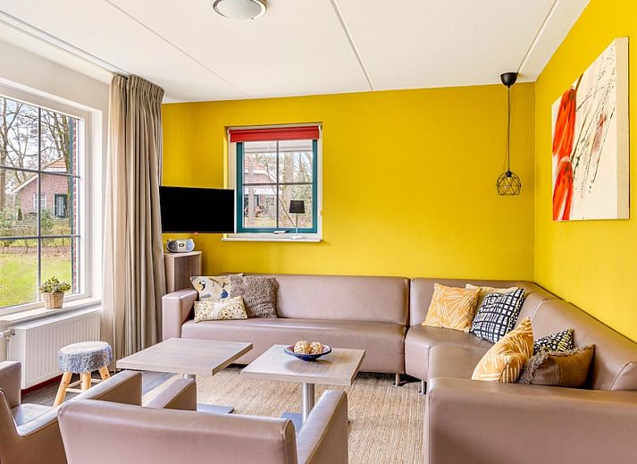 Vennenhof Bungalow 8 in Hooghalen, Drenthe, omgeven door weelderige natuur met een gezellig terras voor een ontspannen vakantie.