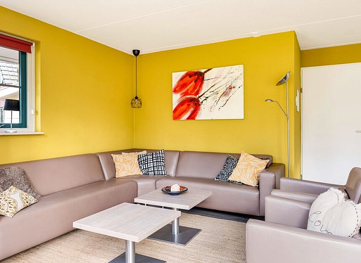 Vennenhof Bungalow 8 in Hooghalen, Drenthe, omgeven door weelderige natuur met een gezellig terras voor een ontspannen vakantie.