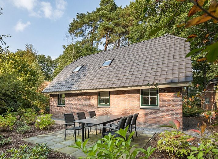 Lichte en ruime woonkamer van Vennenhof Bungalow 6 in Hooghalen, Drenthe met modern interieur en uitzicht op de natuurlijke omgeving.