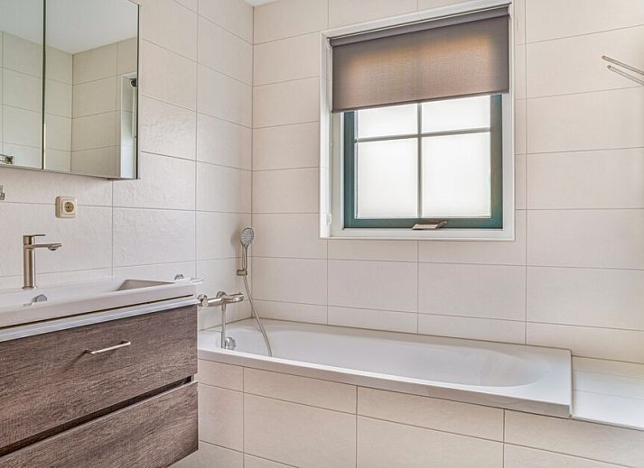 Lichte en ruime woonkamer van Vennenhof Bungalow 6 in Hooghalen, Drenthe met modern interieur en uitzicht op de natuurlijke omgeving.