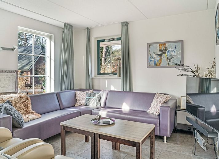 Vennenhof Bungalow Deluxe 6 in Hooghalen, Drenthe, with charming terrace and surrounded by nature, ideal for a relaxing vacation stay.