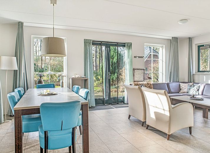 Vennenhof Bungalow Deluxe 6 in Hooghalen, Drenthe, with charming terrace and surrounded by nature, ideal for a relaxing vacation stay.