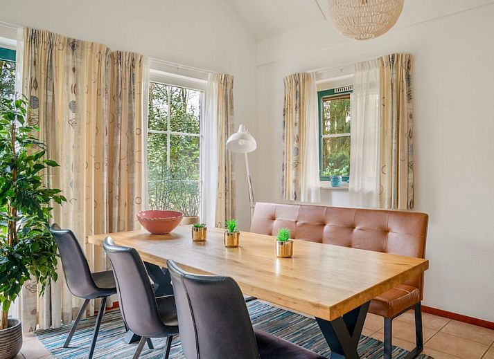 Gemuetliches Wohnzimmer von Esdorp Bungalow 4 in Hooghalen, Drenthe, mit bequemer Sitzecke und natuerlichem Licht.