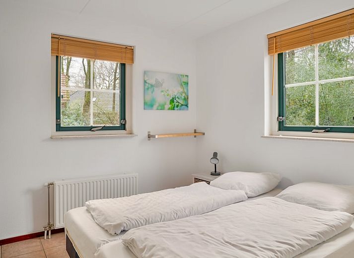 Gemuetliches Wohnzimmer im Esdorp Bungalow 4, Hooghalen, Drenthe, mit geraeumiger Sitzecke und Essbereich, umgeben von Tageslicht.