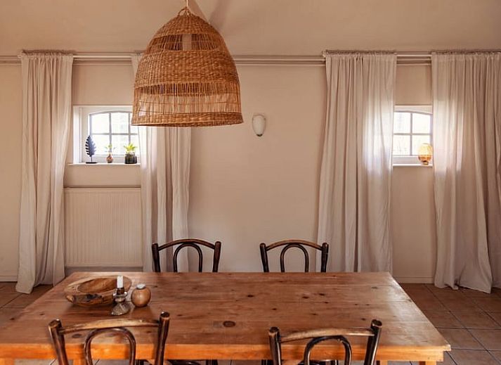 Veranda van Vakantiehuisje in Hooghalen met comfortabele zitplek, ideaal voor ontspanning in Midden Drenthe, Drenthe.