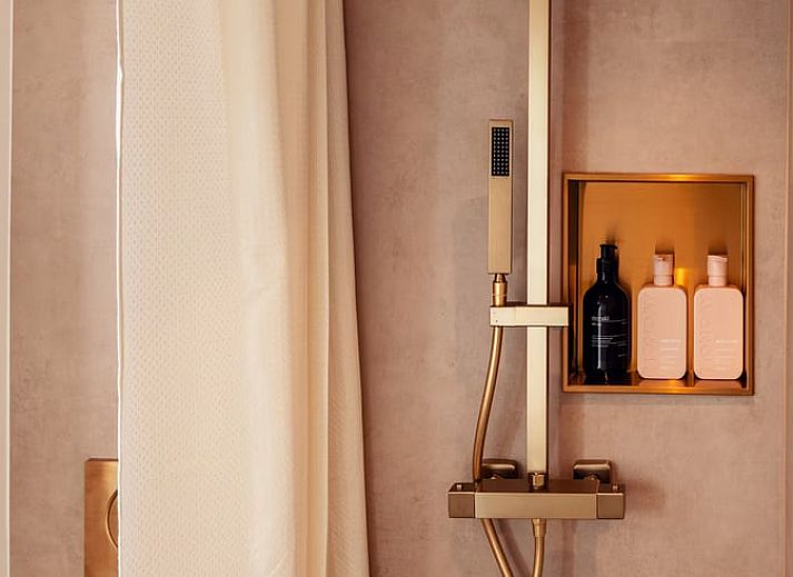 Veranda van Vakantiehuisje in Hooghalen met comfortabele zitplek, ideaal voor ontspanning in Midden Drenthe, Drenthe.