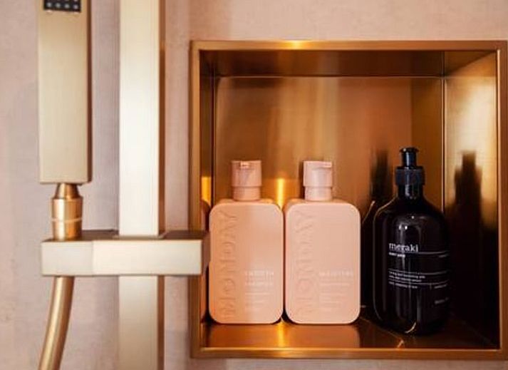 Veranda van Vakantiehuisje in Hooghalen met comfortabele zitplek, ideaal voor ontspanning in Midden Drenthe, Drenthe.