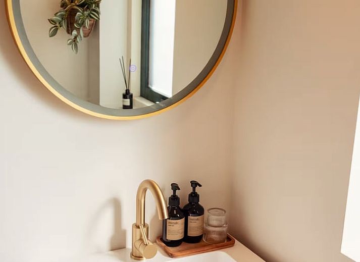 Veranda van Vakantiehuisje in Hooghalen met comfortabele zitplek, ideaal voor ontspanning in Midden Drenthe, Drenthe.