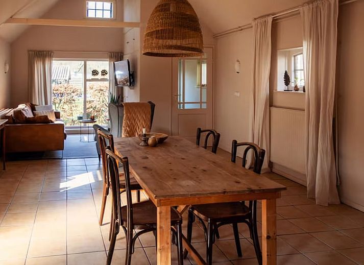 Terras met parasol bij Vakantiehuisje in Hooghalen, geniet van de buitenlucht in Midden Drenthe, Drenthe.