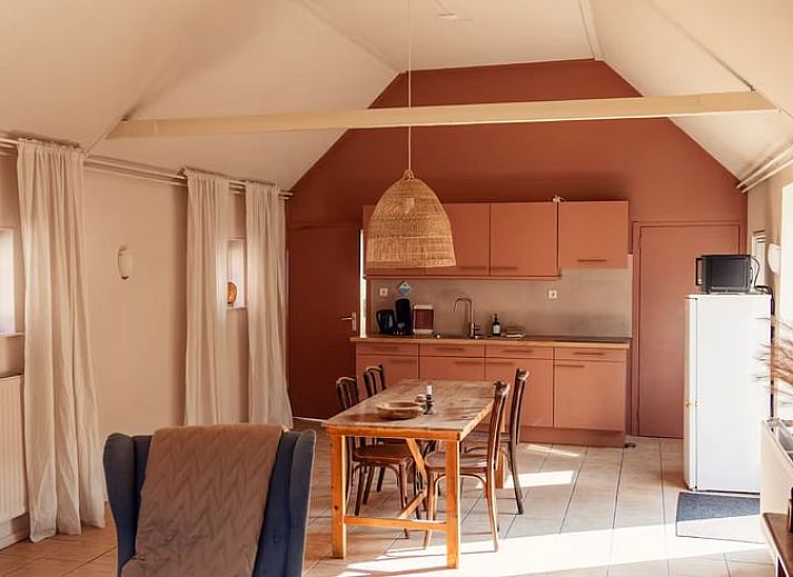 Terras met parasol bij Vakantiehuisje in Hooghalen, geniet van de buitenlucht in Midden Drenthe, Drenthe.