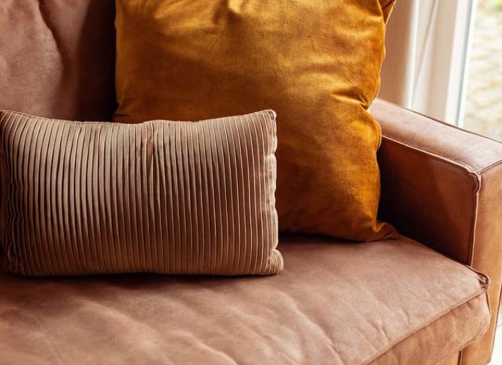 Terras met parasol bij Vakantiehuisje in Hooghalen, geniet van de buitenlucht in Midden Drenthe, Drenthe.