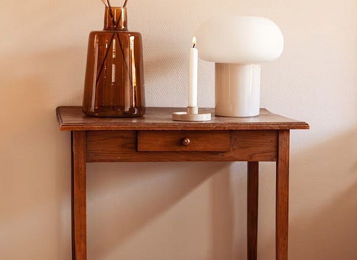 Terras met parasol bij Vakantiehuisje in Hooghalen, geniet van de buitenlucht in Midden Drenthe, Drenthe.