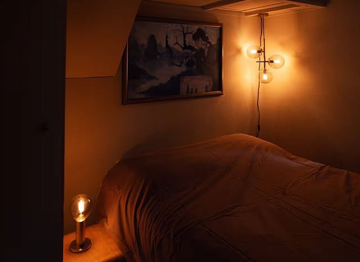 Lichte woonkamer in Vakantiehuisje in Hooghalen met comfortabele zitbank, ideaal voor ontspanning in Midden Drenthe, Drenthe.