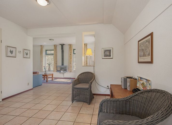 Esdorp Bungalow with Bedstee 4+2 in Hooghalen, Drenthe, surrounded by green nature and rustic charm.