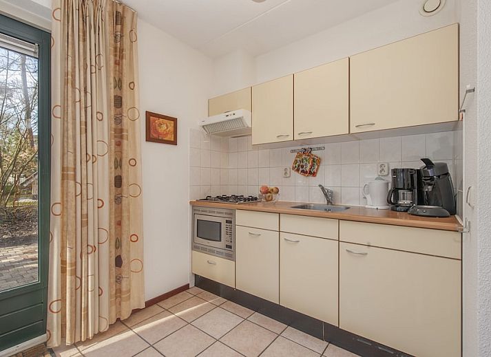 Esdorp Bungalow with Bedstee 4+2 in Hooghalen, Drenthe, surrounded by green nature and rustic charm.