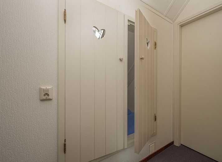 Cozy living room in Esdorp Bungalow with Bedstee 4+2 in Hooghalen, Central Drenthe, with comfortable seating area and modern furnishings.