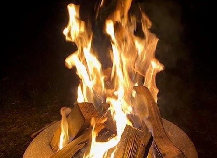 Charmantes rotes Cottage Cottage in Mantinge in Zentral-Drenthe, umgeben von Natur.