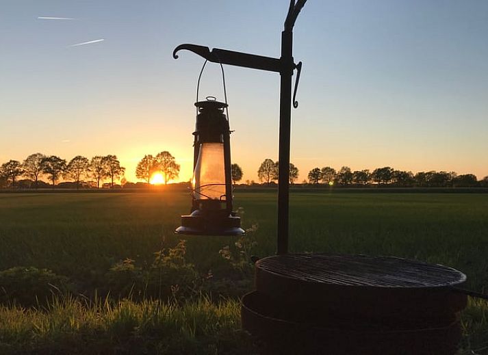Charming cottage in Mantinge, Central Drenthe, surrounded by lush nature and tranquility.