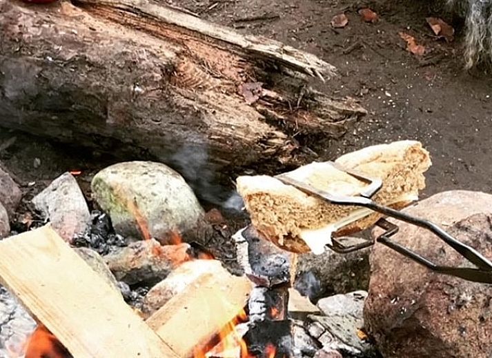 Evening campfire at cottage in Mantinge, Central Drenthe, perfect for relaxing evenings.