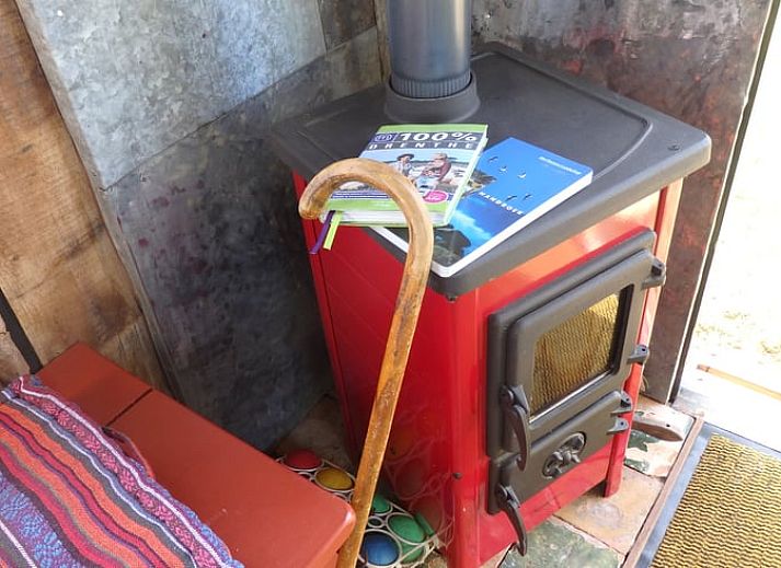 Rustiek vakantiehuisje in Mantinge, Drenthe omgeven door natuur.