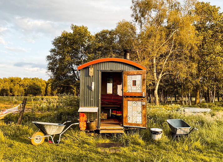 Houtkachel in vakantiehuisje in Mantinge, Drenthe voor knusse avonden.