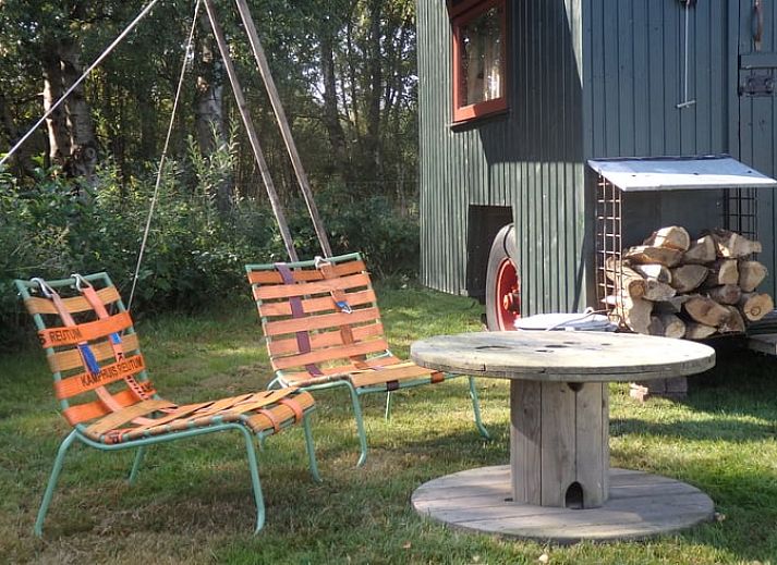 Houtkachel in vakantiehuisje in Mantinge, Drenthe voor knusse avonden.