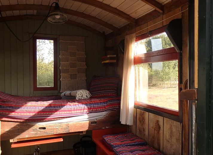 Houtkachel in vakantiehuisje in Mantinge, Drenthe voor knusse avonden.