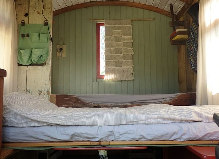 Houtkachel in vakantiehuisje in Mantinge, Drenthe voor knusse avonden.