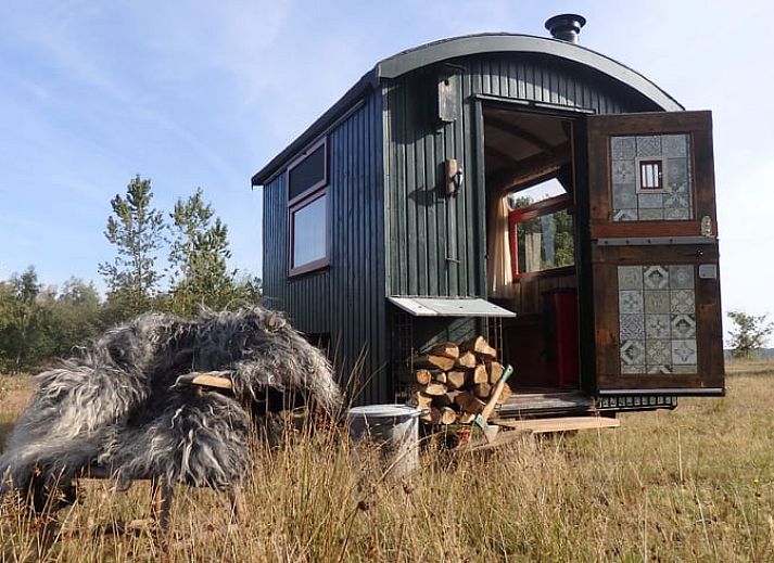 Interieur van vakantiehuisje in Mantinge, Drenthe met houten details.