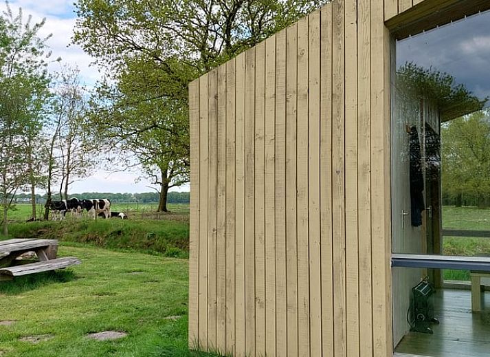 Cozy indoor area of Huisje in Mantinge, vacation home in Central Drenthe, with cozy sleeping quarters and lots of natural light.