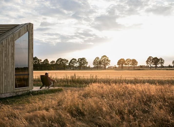 Das Ferienhaus in Mantinge, Zentral-Drenthe, bietet einen atemberaubenden Blick auf den Sonnenuntergang und die weiten Felder.