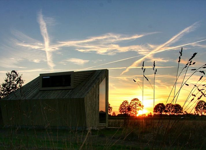 Das Ferienhaus in Mantinge, Zentral-Drenthe, bietet einen atemberaubenden Blick auf den Sonnenuntergang und die weiten Felder.