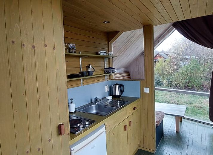 Das Ferienhaus in Mantinge, Zentral-Drenthe, bietet einen atemberaubenden Blick auf den Sonnenuntergang und die weiten Felder.