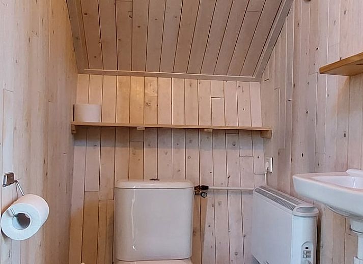 Geniessen Sie die Ruhe auf der Terrasse des Ferienhauses in Mantinge, das im malerischen Mittel-Drenthe liegt.