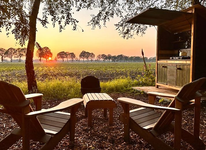 Charmanter Wohnwagen im Ferienhaus in Mantinge, Zentral-Drenthe, umgeben von viel Gruen fuer ein rustikales Erlebnis.