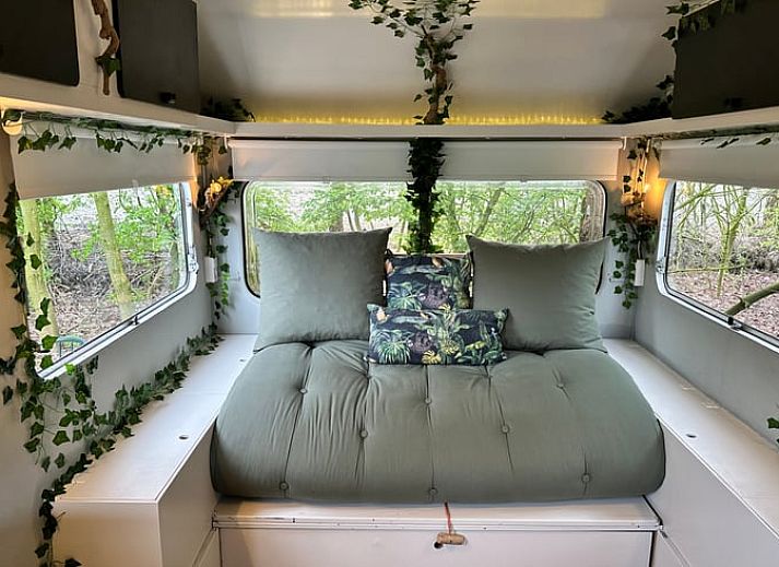 Charmanter Wohnwagen im Ferienhaus in Mantinge, Zentral-Drenthe, umgeben von viel Gruen fuer ein rustikales Erlebnis.