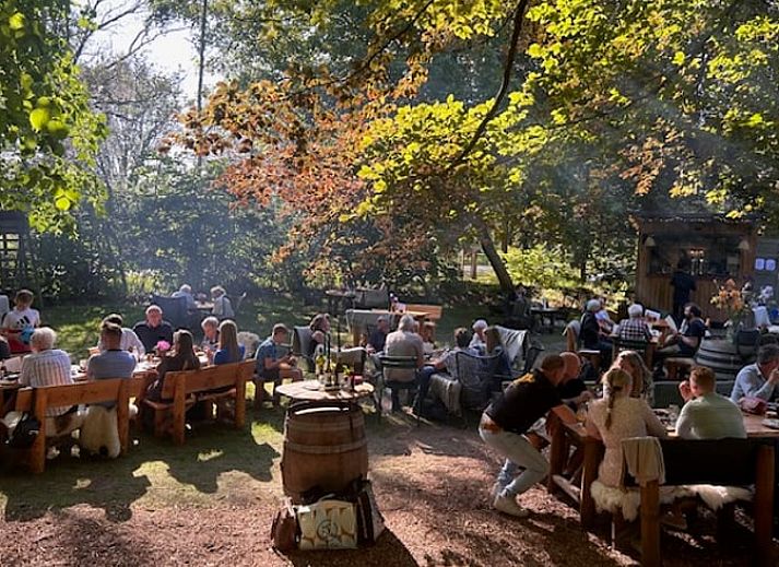 Sonnenuntergang auf der Terrasse des Ferienhauses in Mantinge, Mittel-Drenthe, mit Blick auf die Natur.