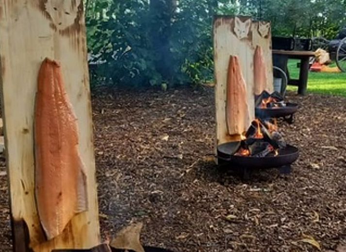 Sonnenuntergang auf der Terrasse des Ferienhauses in Mantinge, Mittel-Drenthe, mit Blick auf die Natur.