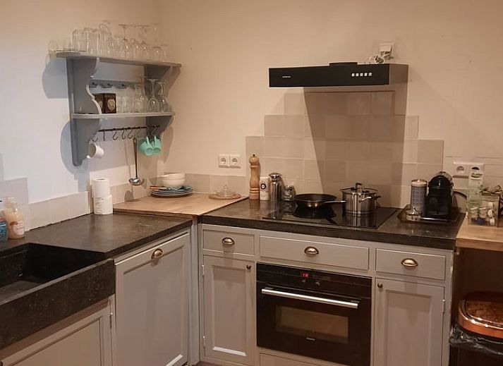 Gemuetliche Sitzecke im Cottage in Eesergroen, Ferienhaus in Eesergroen, mit Kunst an den Waenden.