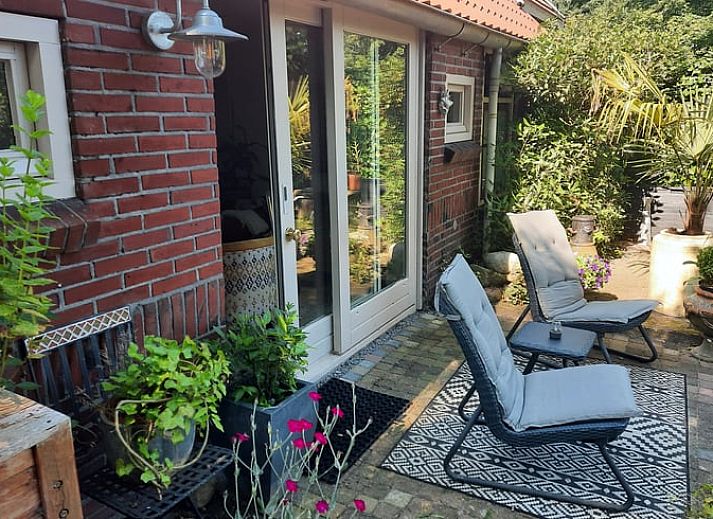 Gemuetliche Sitzecke im Cottage in Eesergroen, Ferienhaus in Eesergroen, mit Kunst an den Waenden.