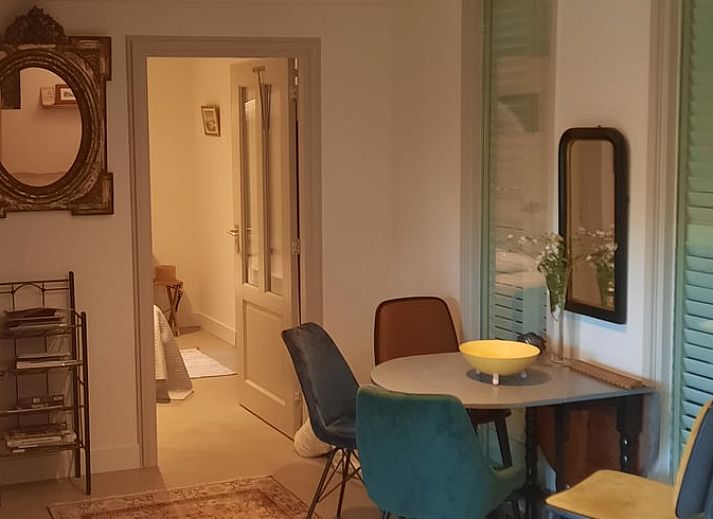 Gemuetliche Sitzecke im Cottage in Eesergroen, Ferienhaus in Eesergroen, mit Kunst an den Waenden.