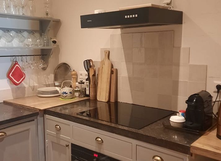 Gemuetliche Sitzecke im Cottage in Eesergroen, Ferienhaus in Eesergroen, mit Kunst an den Waenden.