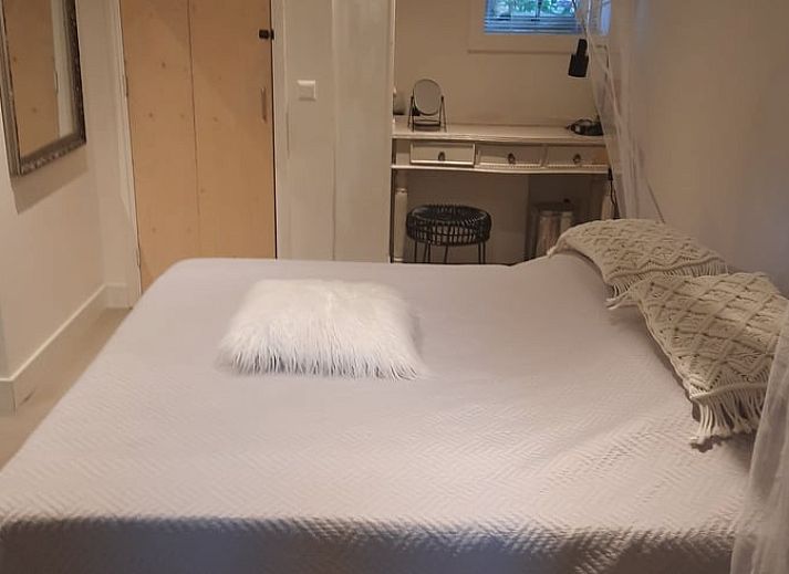 Helles Wohnzimmer in Cottage in Eesergroen, modern eingerichtete Ferienunterkunft in Zentral-Drenthe.