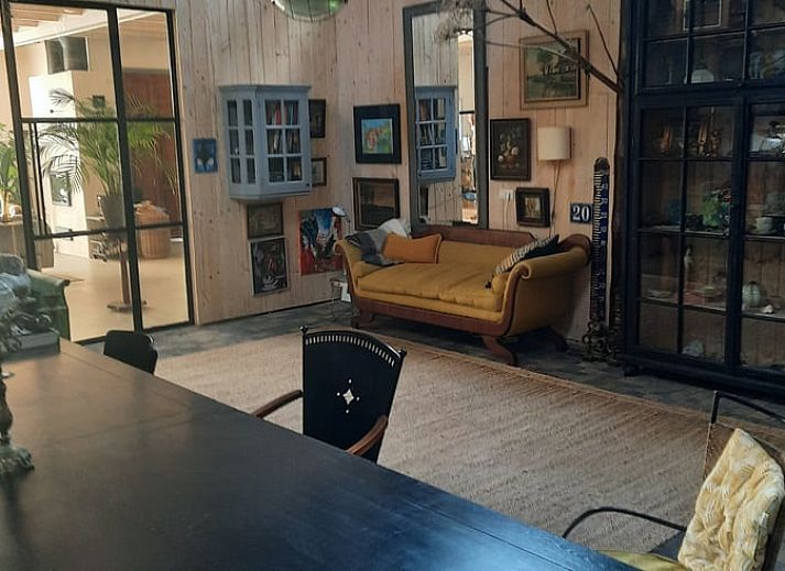 Helles Wohnzimmer in Cottage in Eesergroen, modern eingerichtete Ferienunterkunft in Zentral-Drenthe.