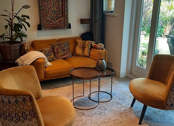 Helles Wohnzimmer in Cottage in Eesergroen, modern eingerichtete Ferienunterkunft in Zentral-Drenthe.