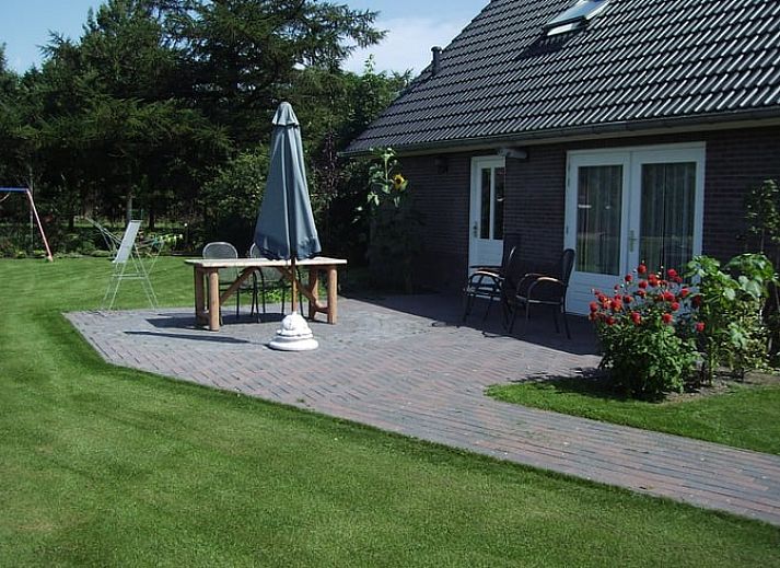 Gezellige woonkamer van Huisje in Eesergroen, vakantiehuis in Midden Drenthe met comfortabele zithoek.